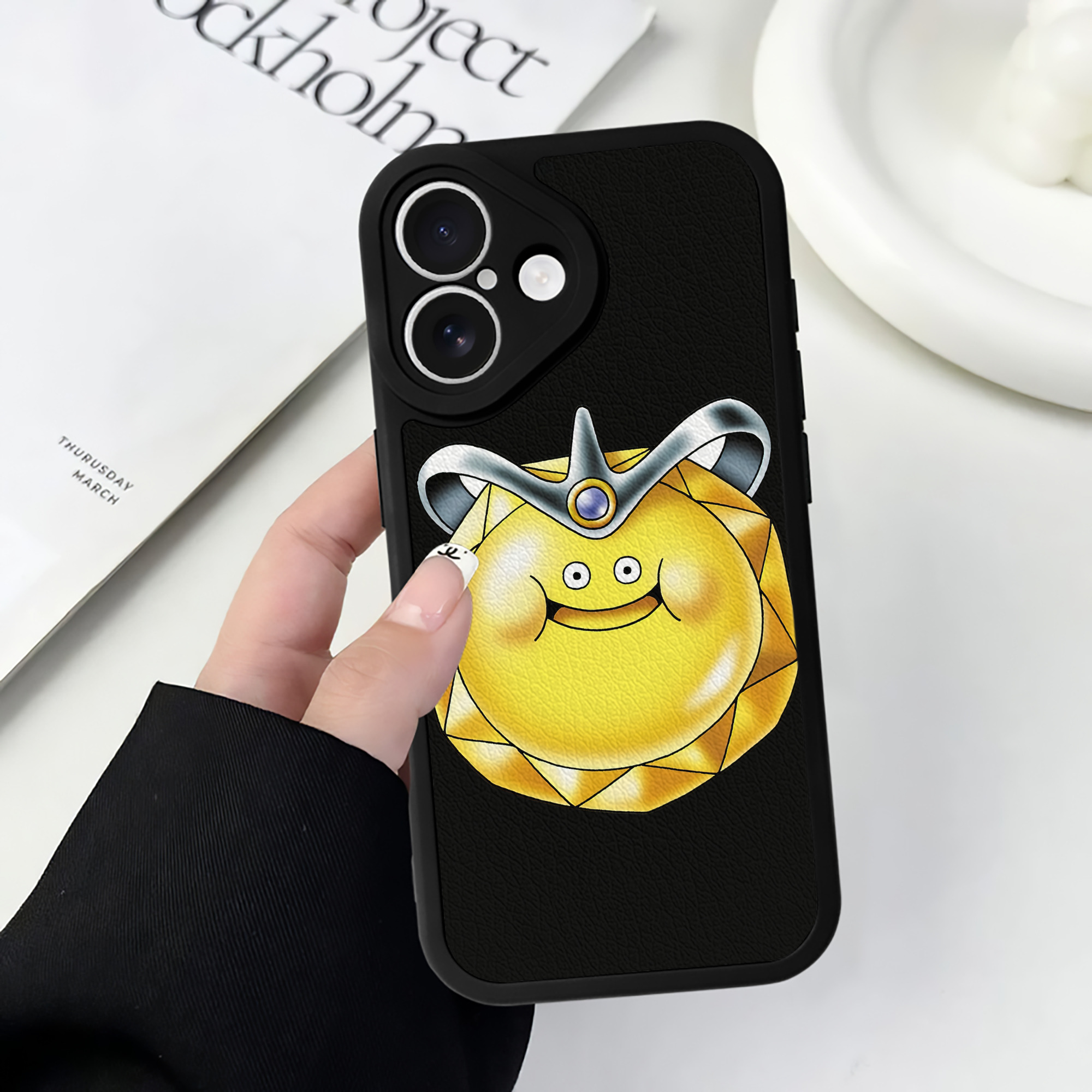 （画像用） ドラゴンクエスト Doragon Kuesuto Dragon Quest 【iPhone 16シリーズ対応】シリコンスマホケース（レザー調） 材質：シリコン
